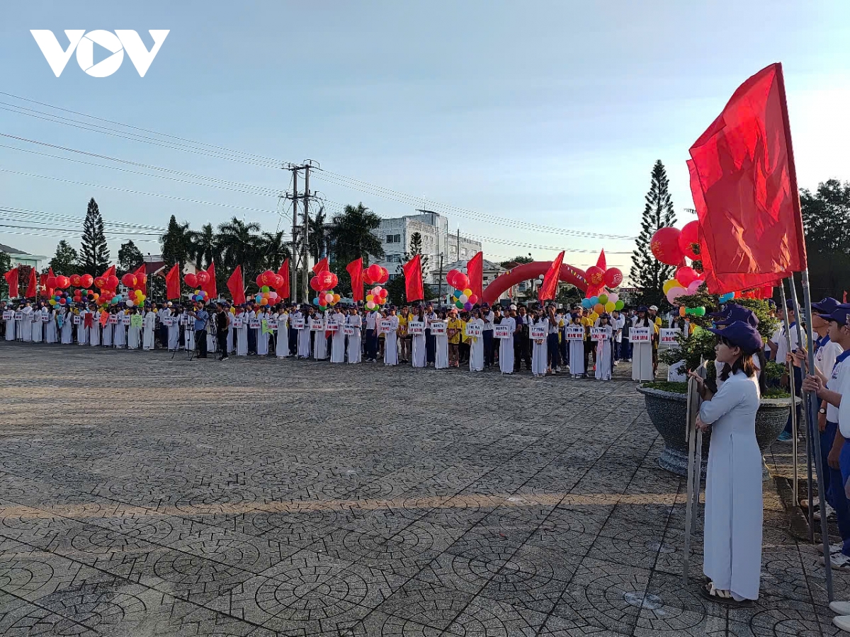 gan 400 van dong vien chinh phuc dinh cao nui ta cu nam 2025 hinh anh 1