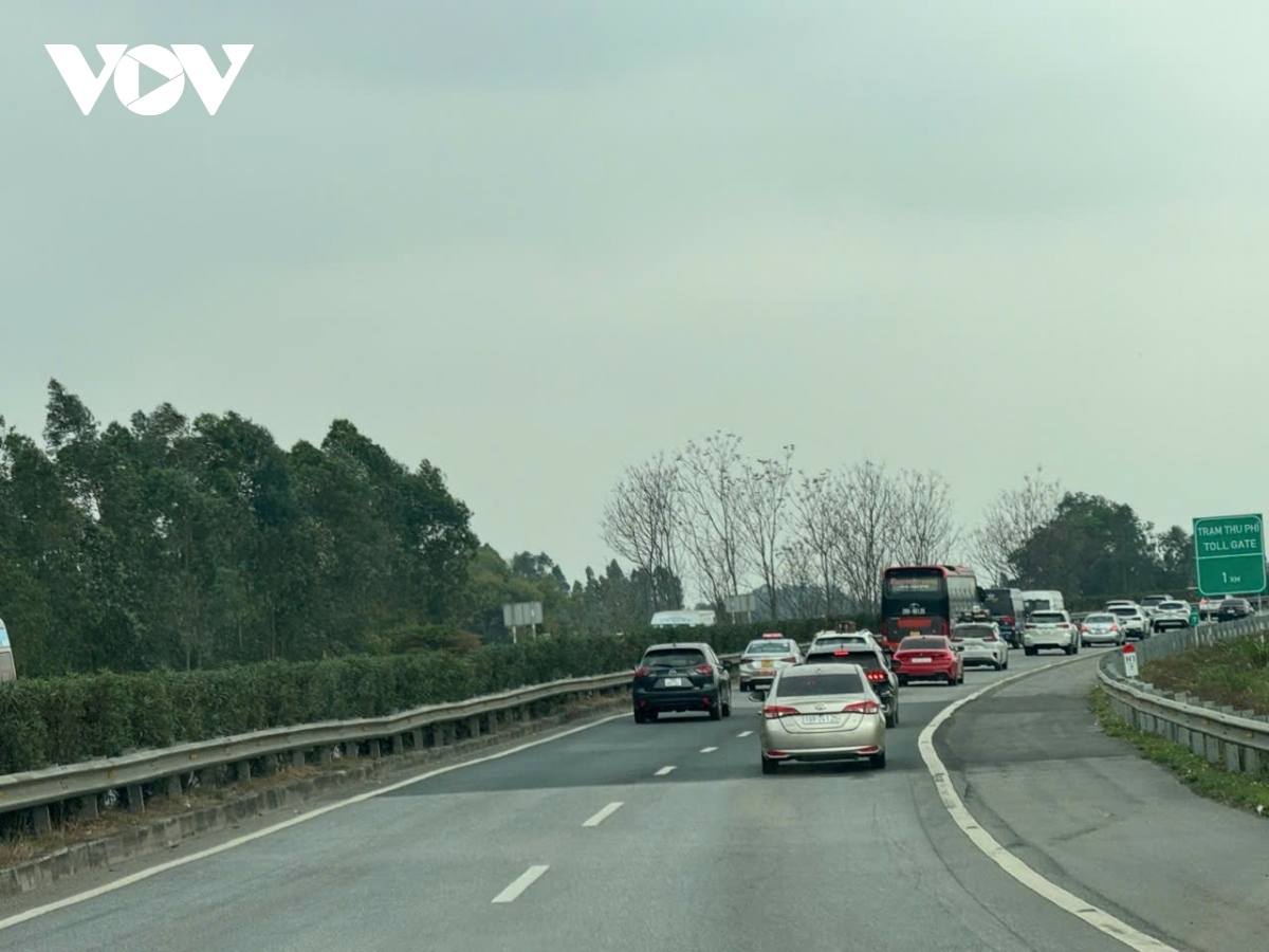 dong o to un un noi duoi nhau tren cao toc tro ve ha noi sau ky nghi tet At ty hinh anh 1