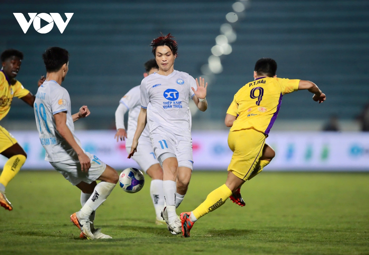 ket qua vong 13 v-league 2024 2025 nam Dinh nguoc dong thang 10 nguoi cua ha noi fc hinh anh 37