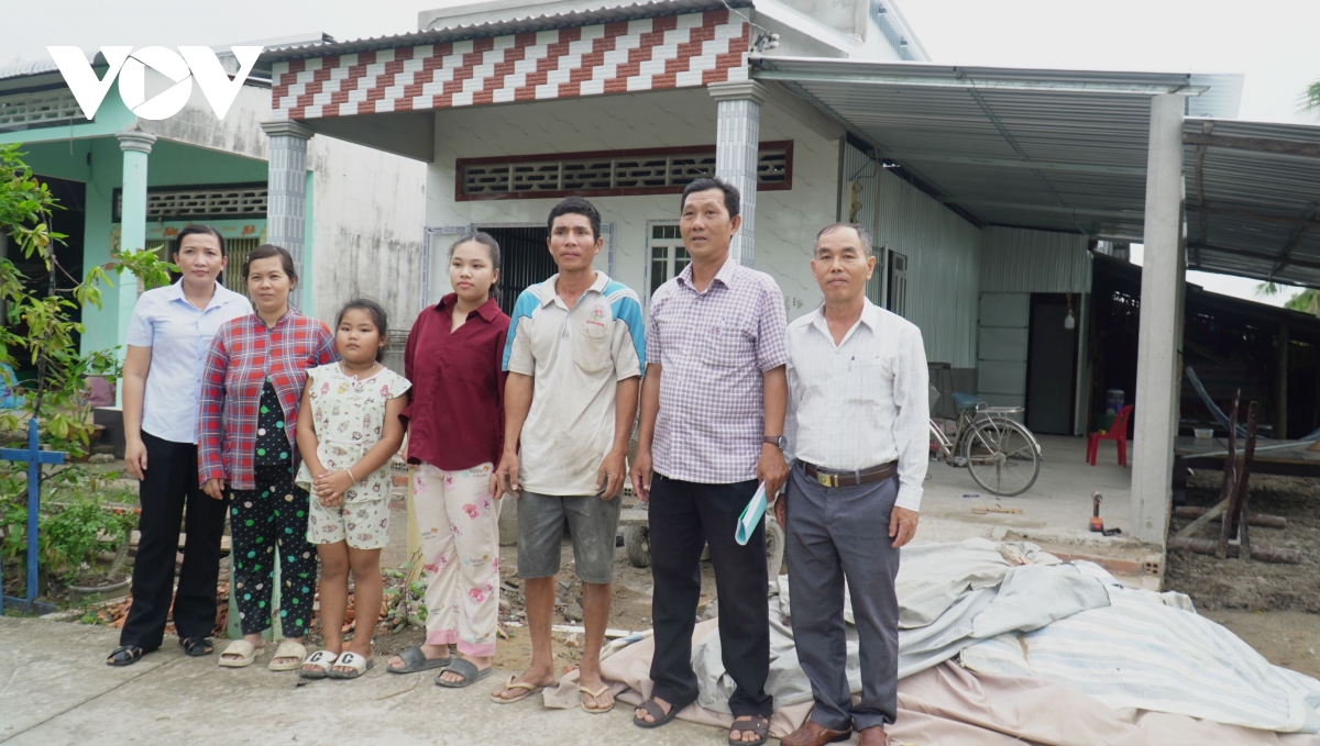 xóa nhà tạm niềm vui người nghèo nơi Đất mũi - cà mau hình ảnh 3 xoa nha tam niem vui nguoi ngheo noi Dat mui - ca mau hinh anh 3