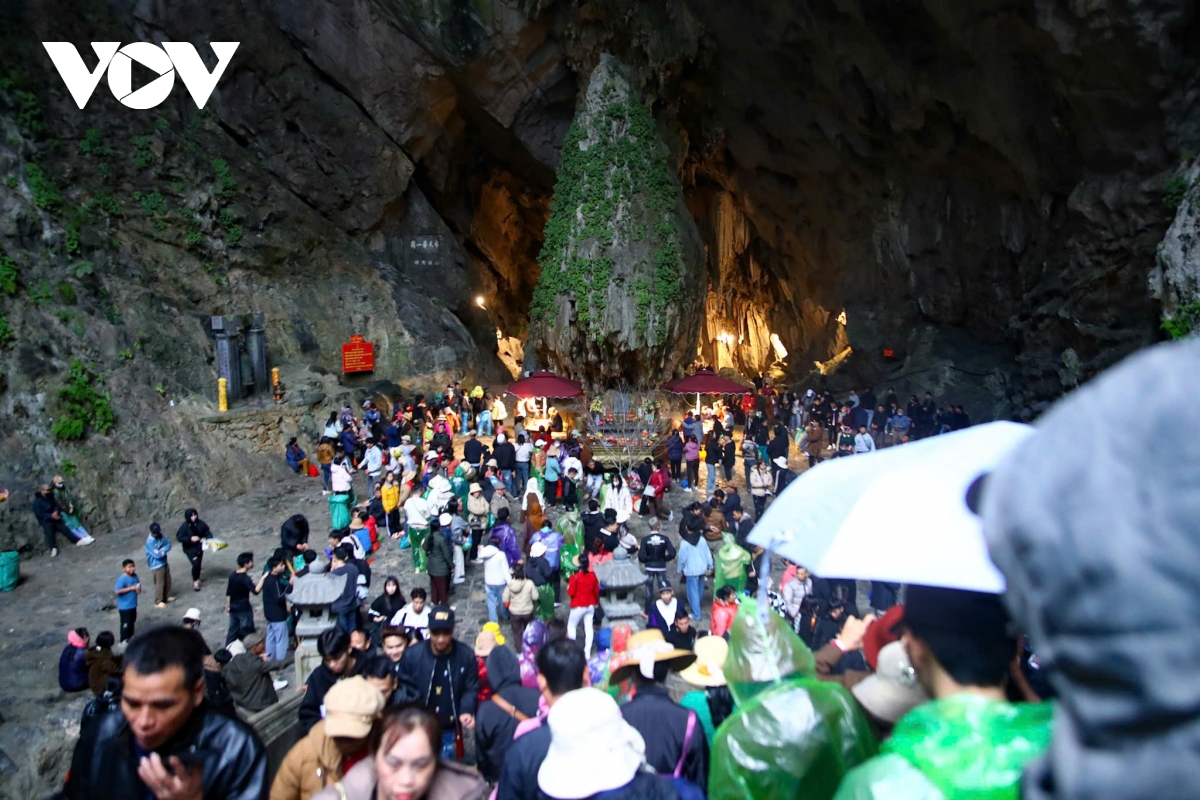 du khach chen chan di cap treo len chua huong ngay khai hoi hinh anh 13