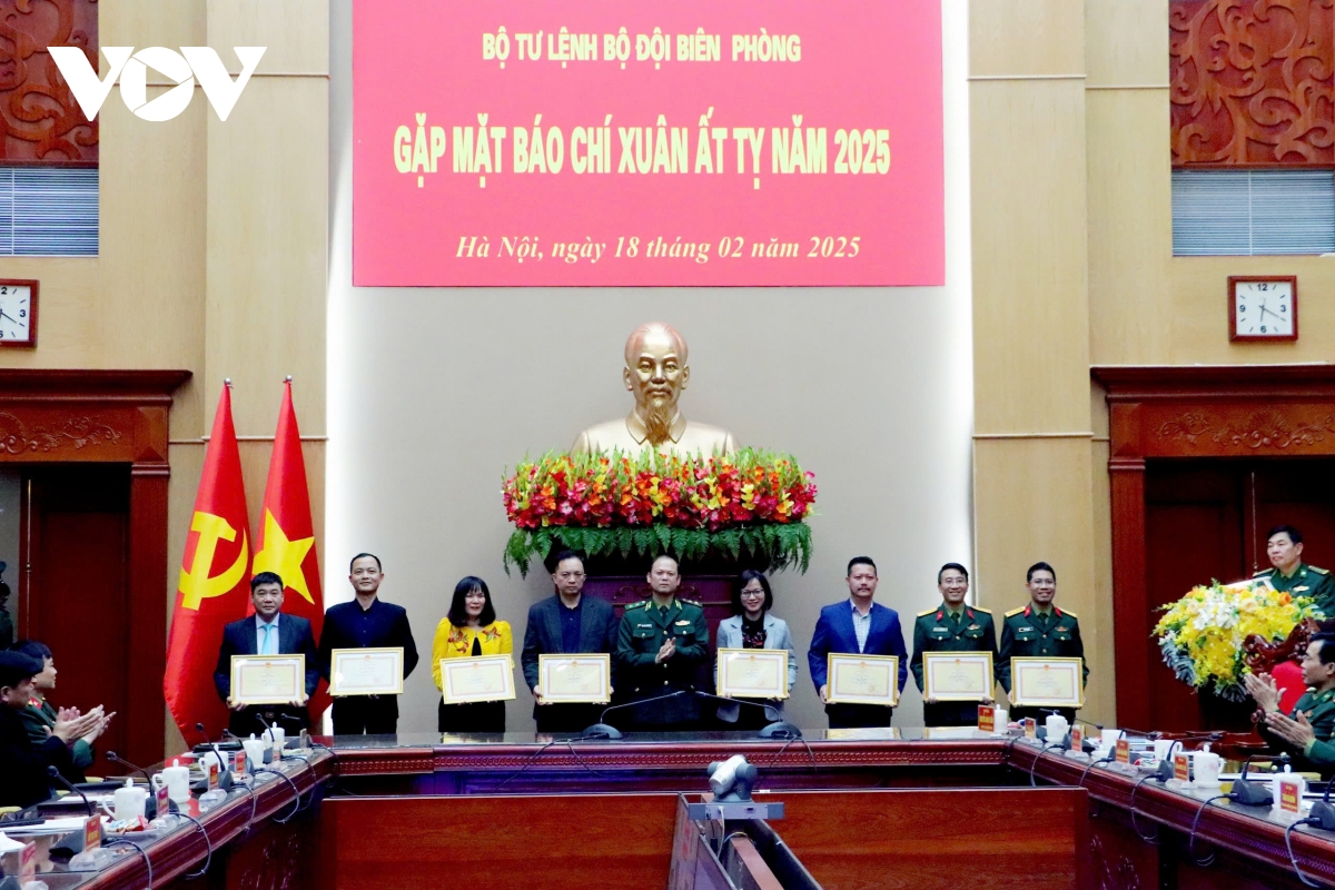 1 tap the va 2 phong vien vov duoc tang bang khen cua bo tu lenh bo doi bien phong hinh anh 2