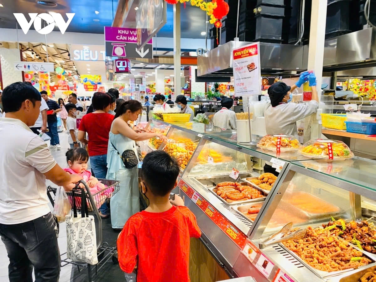 Shopping malls crowded with Tet holidaymakers, prices remain unchanged