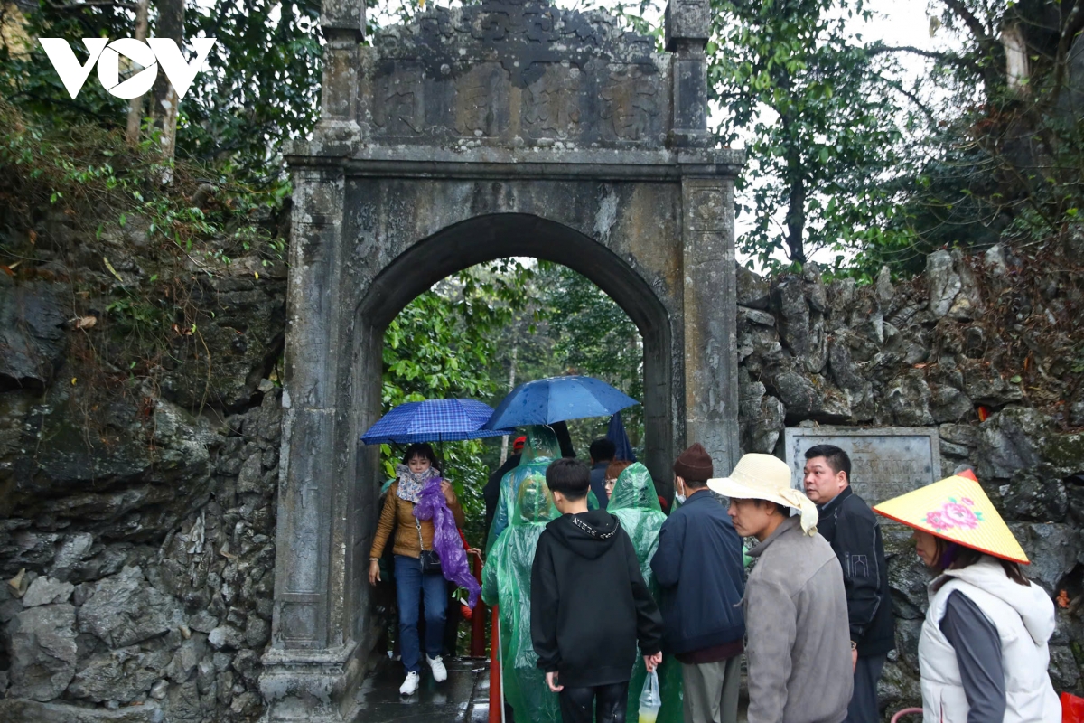 du khach chen chan di cap treo len chua huong ngay khai hoi hinh anh 7