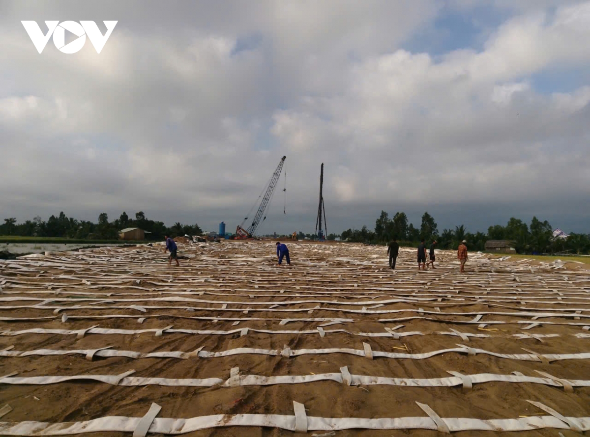 Cao tốc Châu Đốc - Cần Thơ - Sóc Trăng chậm tiến độ vì thiếu cát đắp nền