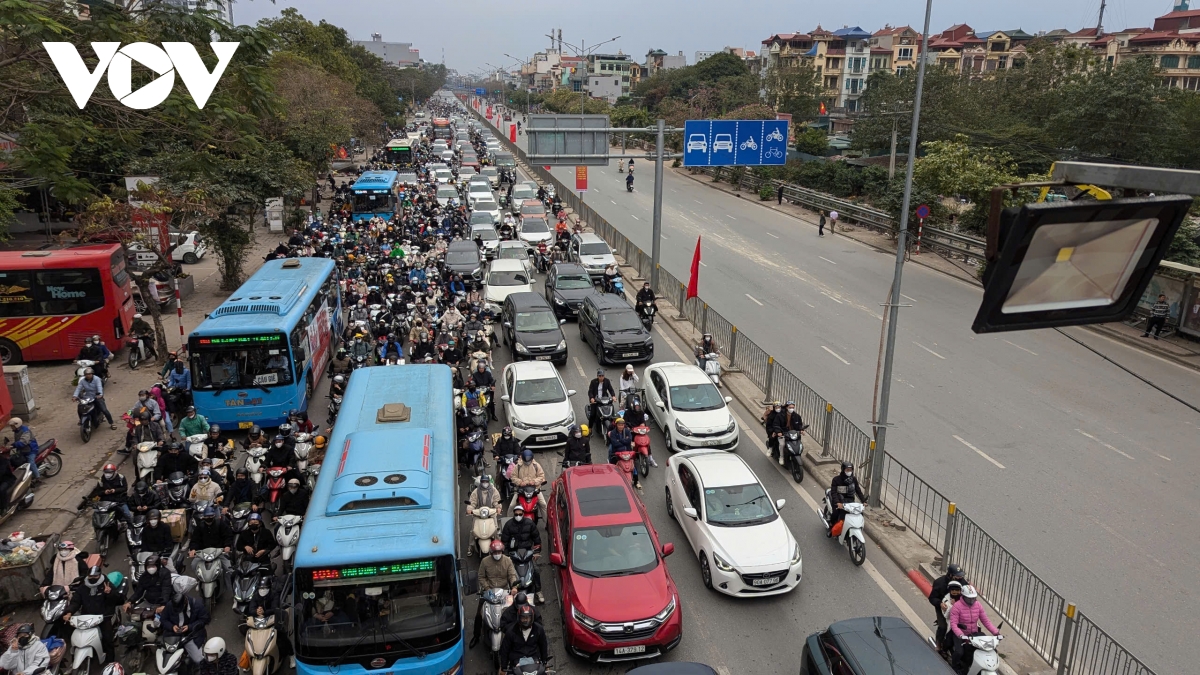 Duong giai phong un nhe, ben xe giap bat vang ve trong chieu mung 5 tet hinh anh 7