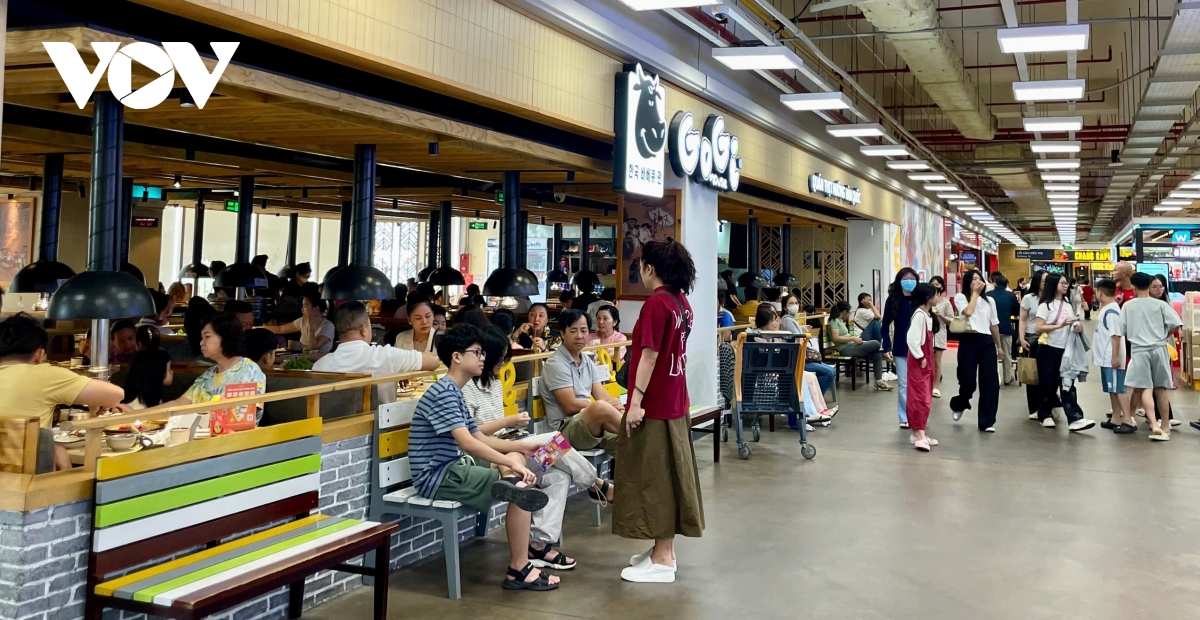Nhà hàng, quán ăn ở trung tâm thương mại chật kín khách chơi Tết
