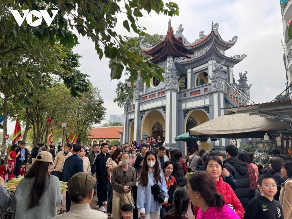 nguoi dan chen chan di le phu tay ho trong ngay mung 4 tet hinh anh 8