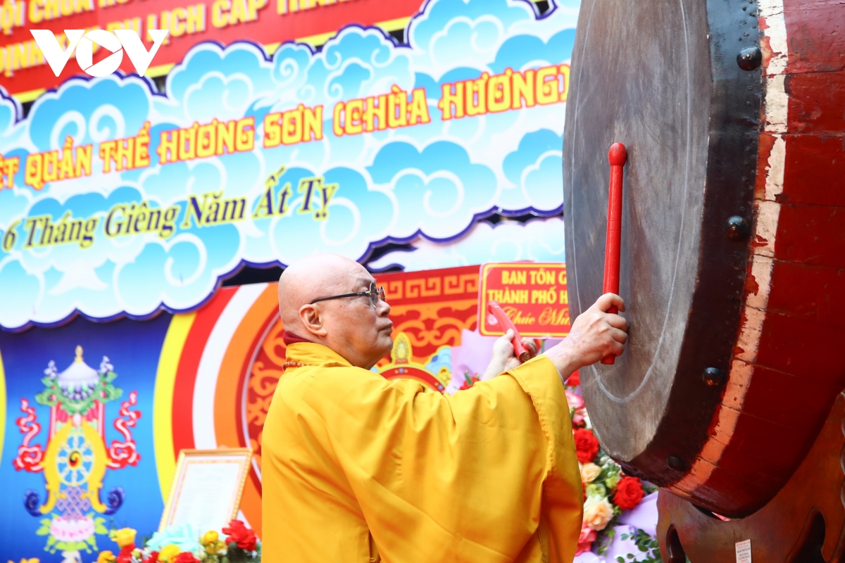 hang van du khach doi mua ret di khai hoi chua huong tu sang som hinh anh 11