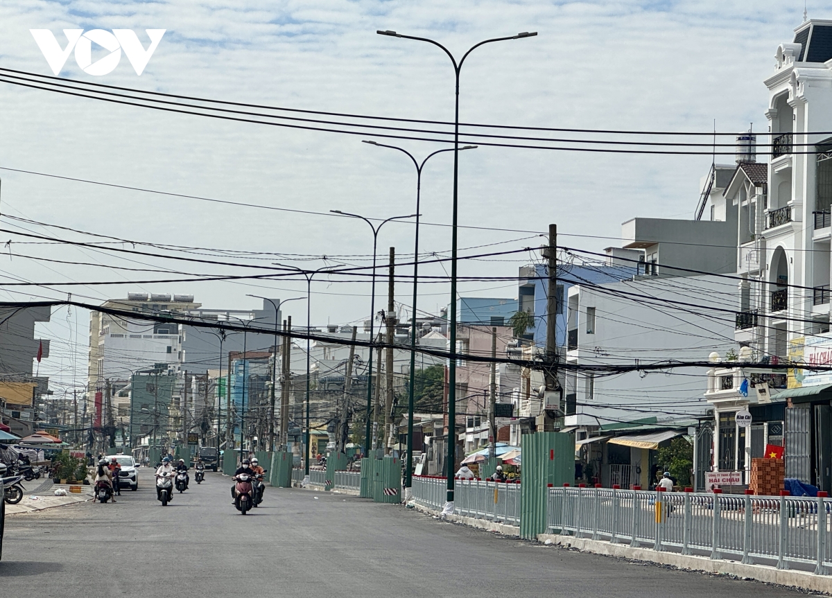 Di dời hàng cột điện nằm giữa đường tại TPHCM