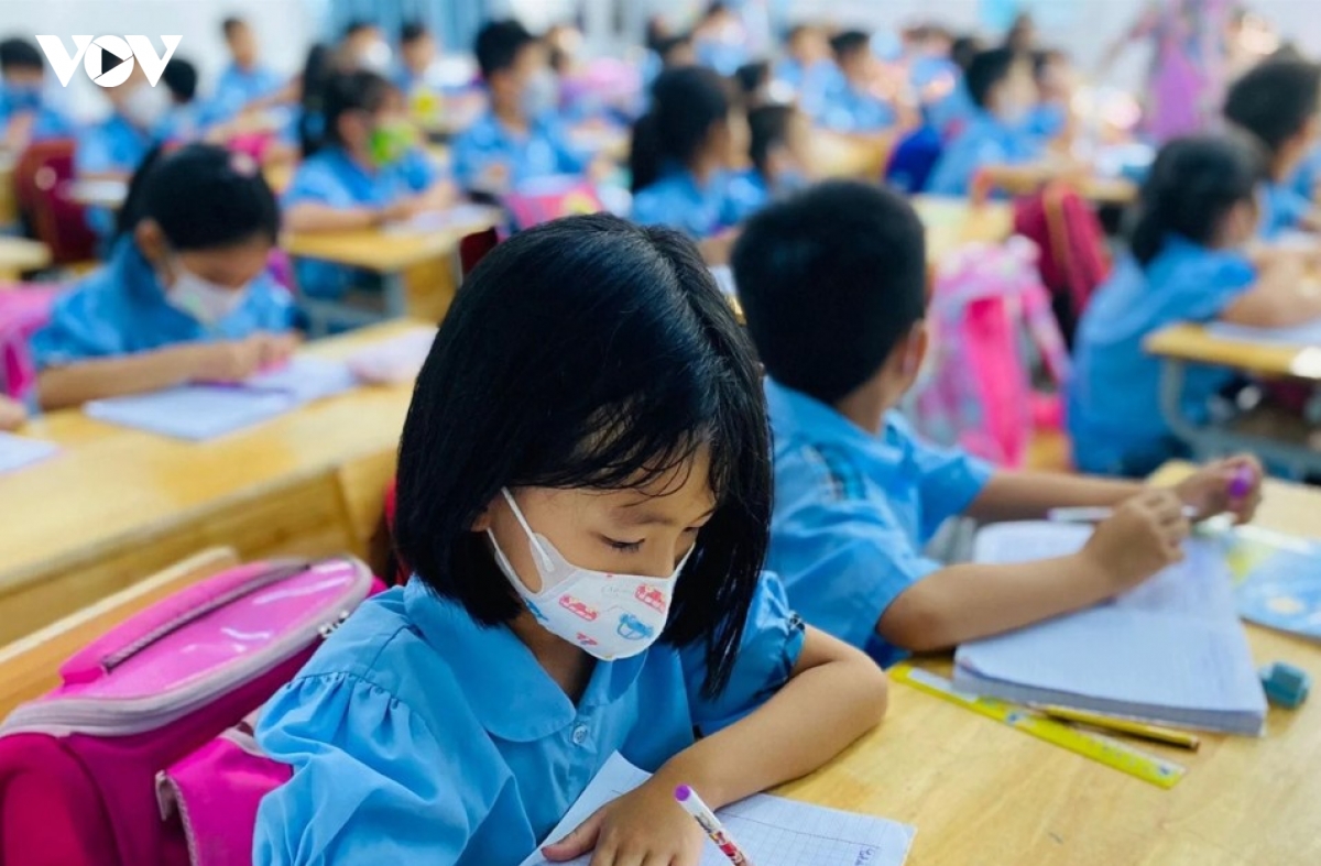 Bỏ tâm lý đám đông, bệnh thành tích sẽ chấn chỉnh được dạy thêm, học thêm tràn lan
