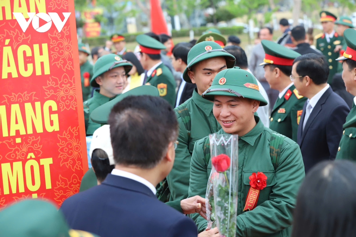 hàng nghìn công dân ở lào cai, sơn la hăng hái lên đường nhập ngũ hình ảnh 2 hang nghin cong dan o lao cai, son la hang hai len duong nhap ngu hinh anh 2