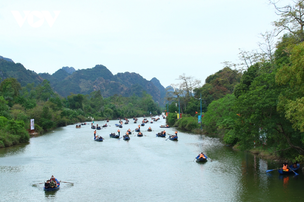 hang van du khach doi mua ret di khai hoi chua huong tu sang som hinh anh 8