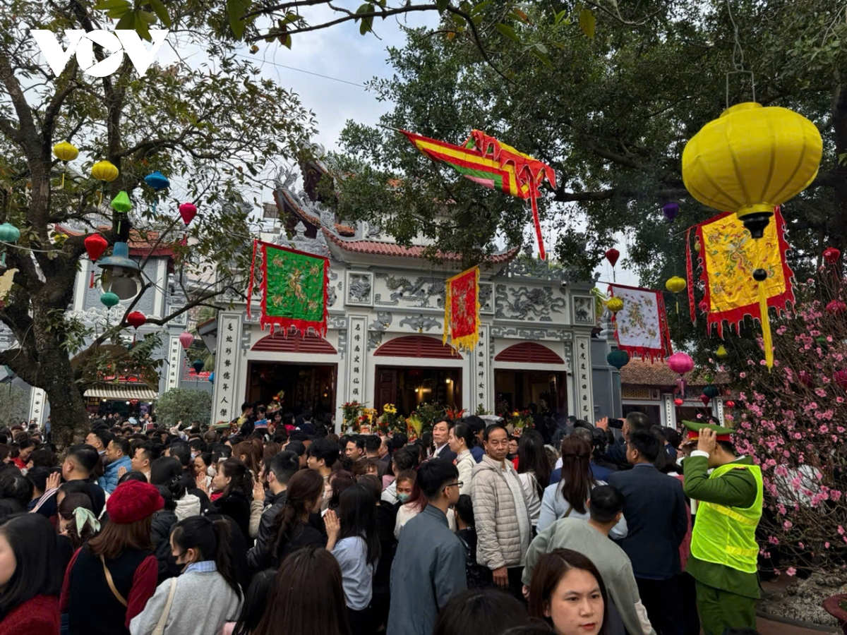 nguoi dan chen chan di le phu tay ho trong ngay mung 4 tet hinh anh 3