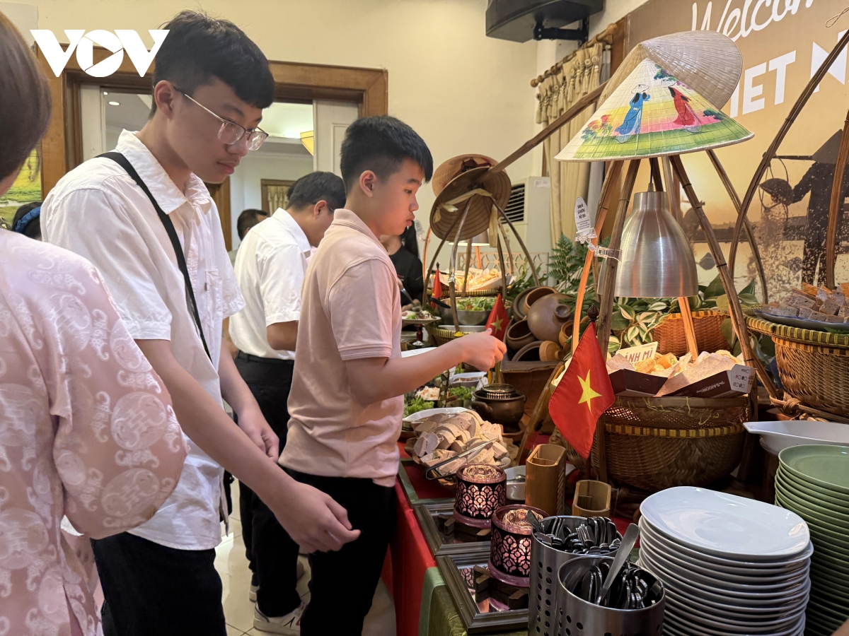 Đại sứ quán việt nam tại indonesia tổ chức chương trình chào xuân Ất tỵ 2025 hình ảnh 4 Dai su quan viet nam tai indonesia to chuc chuong trinh chao xuan At ty 2025 hinh anh 4