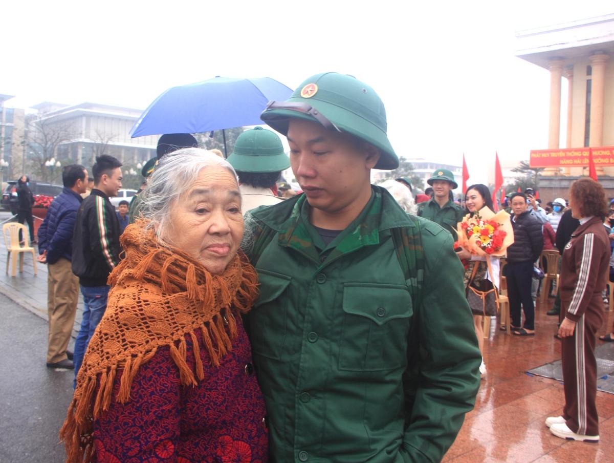 hàng nghìn thanh niên quảng bình, huế, quảng trị hăng hái lên đường nhập ngũ hình ảnh 2 hang nghin thanh nien quang binh, hue, quang tri hang hai len duong nhap ngu hinh anh 2