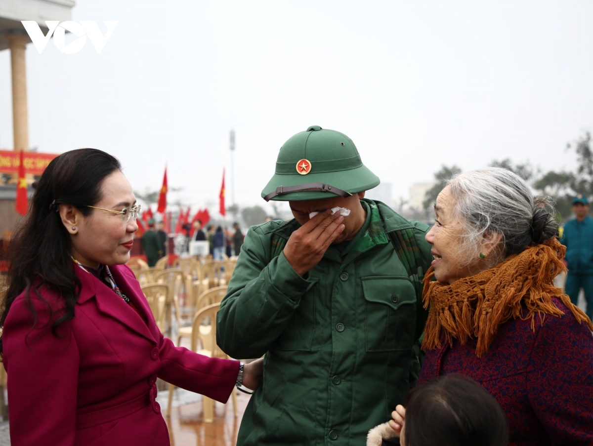 hàng nghìn thanh niên quảng bình, huế, quảng trị hăng hái lên đường nhập ngũ hình ảnh 1 hang nghin thanh nien quang binh, hue, quang tri hang hai len duong nhap ngu hinh anh 1