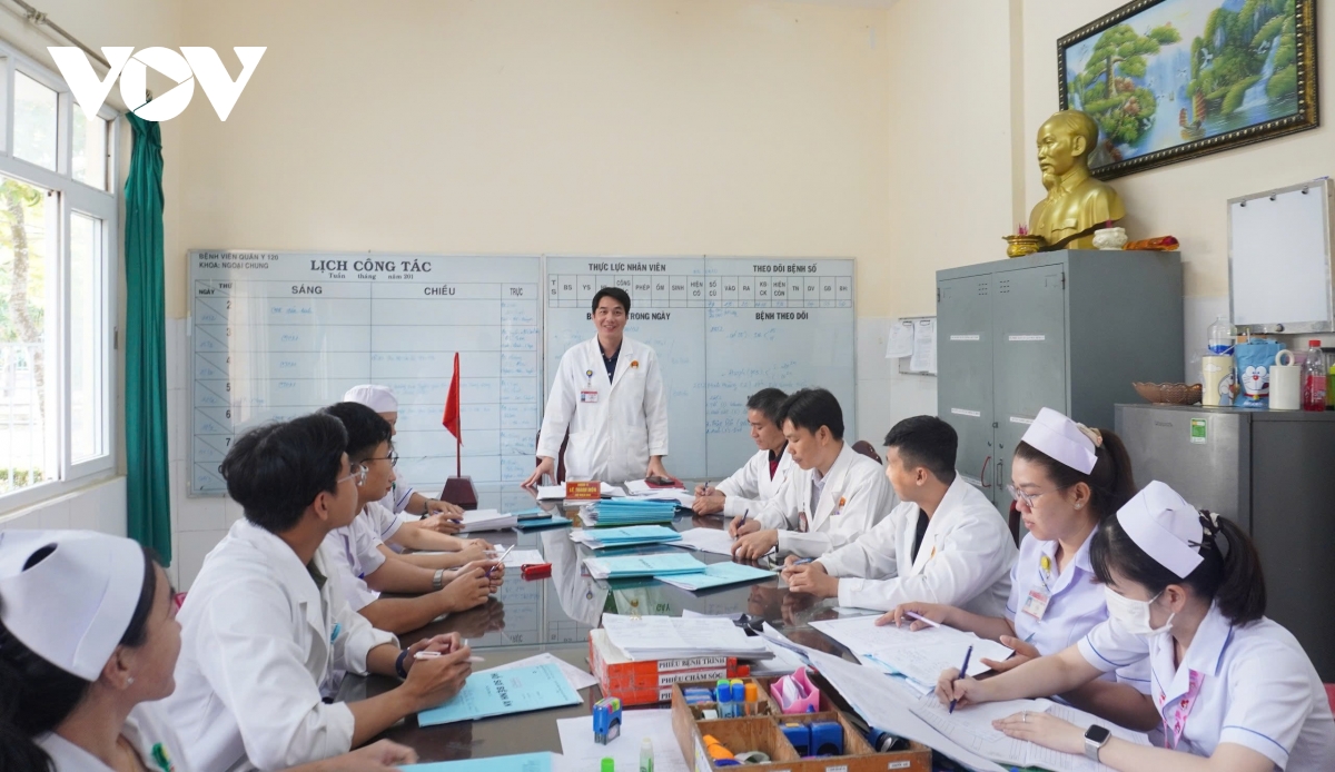  tay mo gioi cua benh vien quan y 120 hinh anh 1