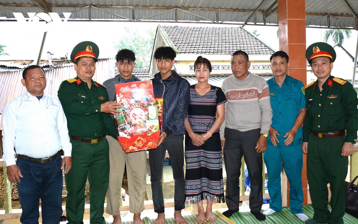 anh em song sinh người h re ở quảng ngãi tình nguyện nhập ngũ hình ảnh 1 anh em song sinh nguoi h re o quang ngai tinh nguyen nhap ngu hinh anh 1