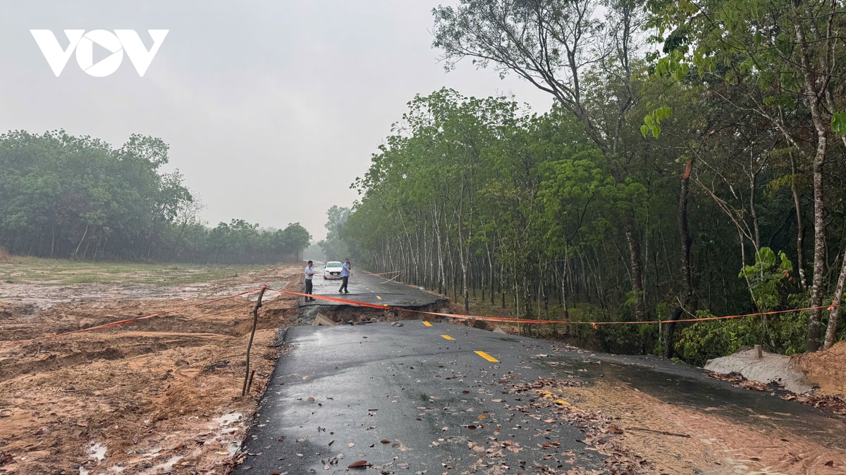 mua lon gay sat lo doan duong o binh duong, khien 2 nguoi bi thuong hinh anh 1