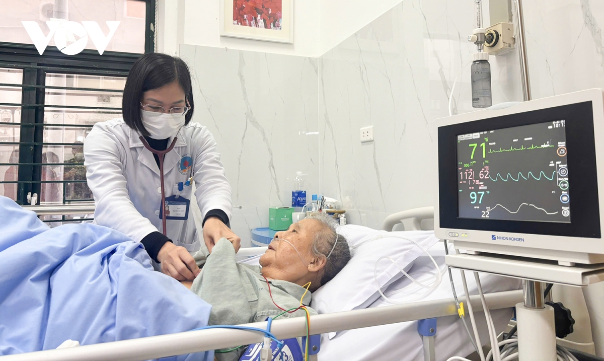 Nghĩ cảm cúm thông thường, cụ bà nhập viện trong tình trạng tổn thương phổi nặng