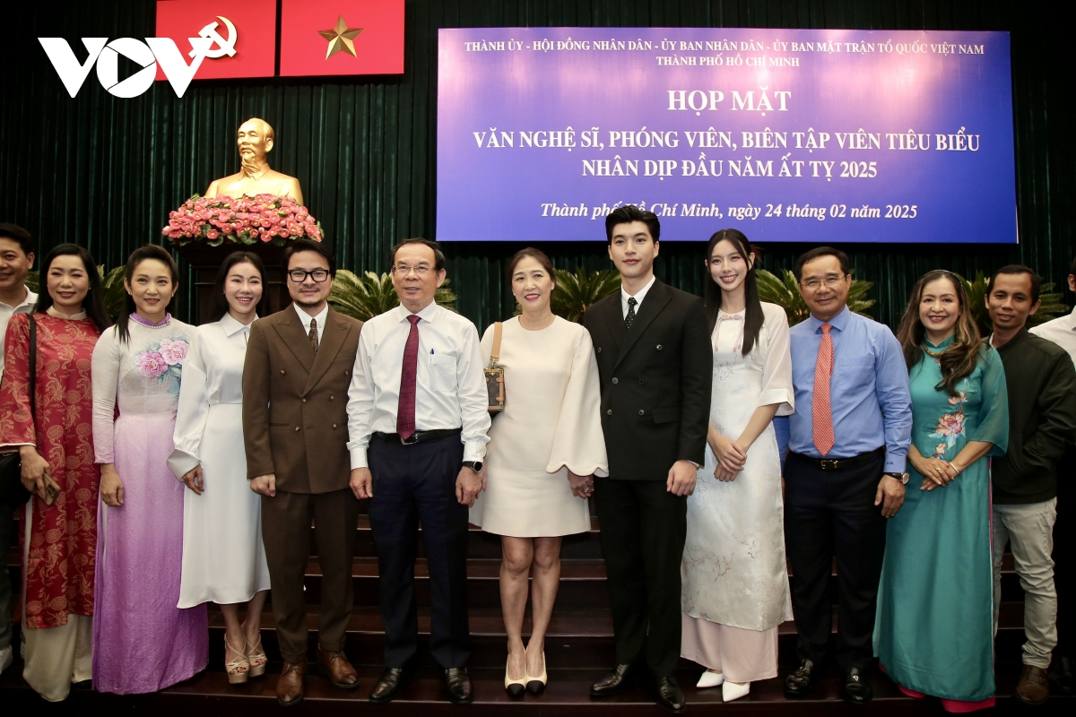 lãnh đạo tp.hcm gặp mặt văn nghệ sỹ, hieuthuhai bật mí cảm hứng sáng tạo hình ảnh 6 lanh dao tp.hcm gap mat van nghe sy, hieuthuhai bat mi cam hung sang tao hinh anh 6