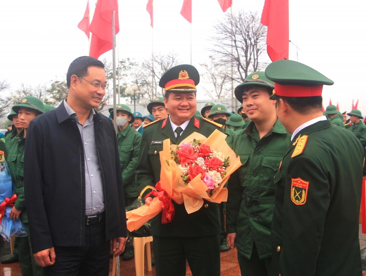 hàng nghìn thanh niên quảng bình, huế, quảng trị hăng hái lên đường nhập ngũ hình ảnh 3 hang nghin thanh nien quang binh, hue, quang tri hang hai len duong nhap ngu hinh anh 3
