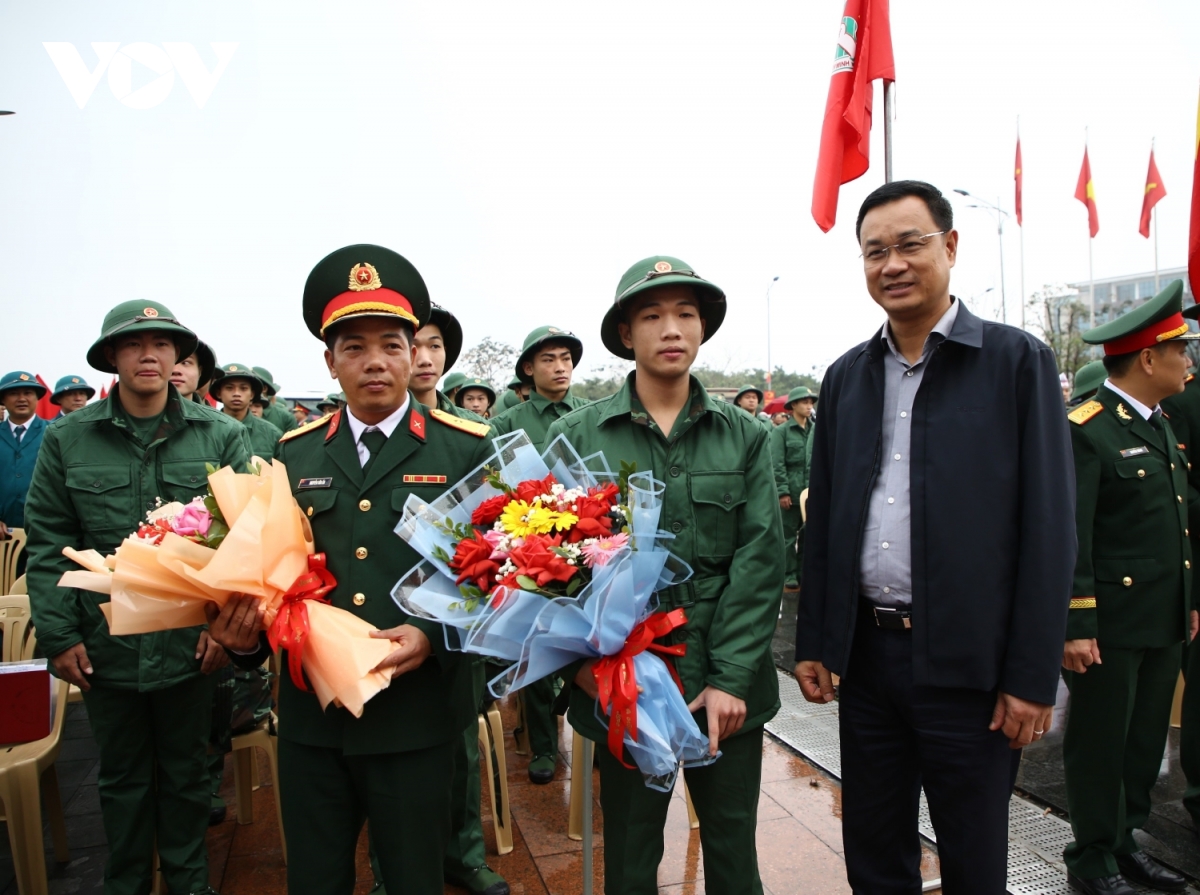hàng nghìn thanh niên quảng bình, huế, quảng trị hăng hái lên đường nhập ngũ hình ảnh 4 hang nghin thanh nien quang binh, hue, quang tri hang hai len duong nhap ngu hinh anh 4
