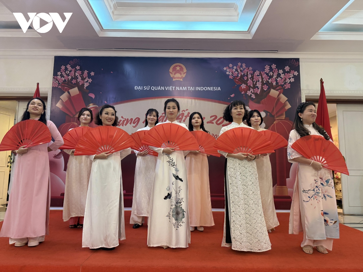 Đại sứ quán việt nam tại indonesia tổ chức chương trình chào xuân Ất tỵ 2025 hình ảnh 3 Dai su quan viet nam tai indonesia to chuc chuong trinh chao xuan At ty 2025 hinh anh 3