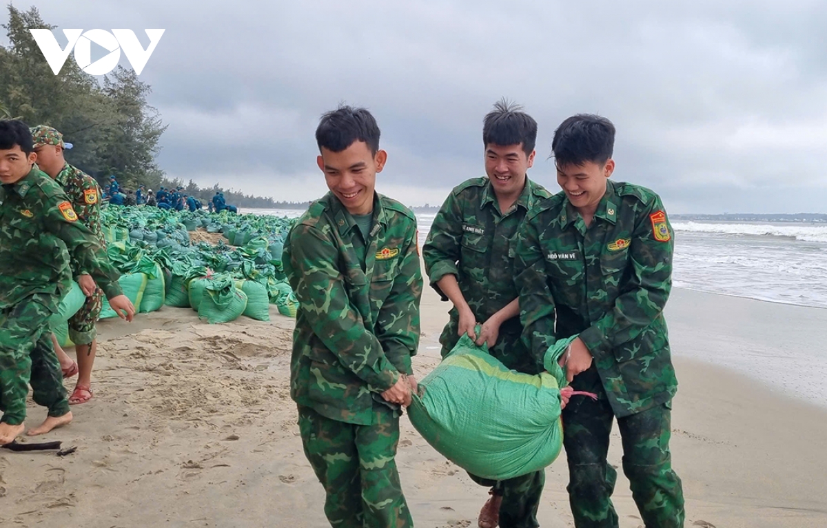 quảng ngãi huy động hàng trăm bộ đội, người dân gia cố khẩn cấp bờ biển mỹ khê hình ảnh 10 quang ngai huy dong hang tram bo doi, nguoi dan gia co khan cap bo bien my khe hinh anh 10