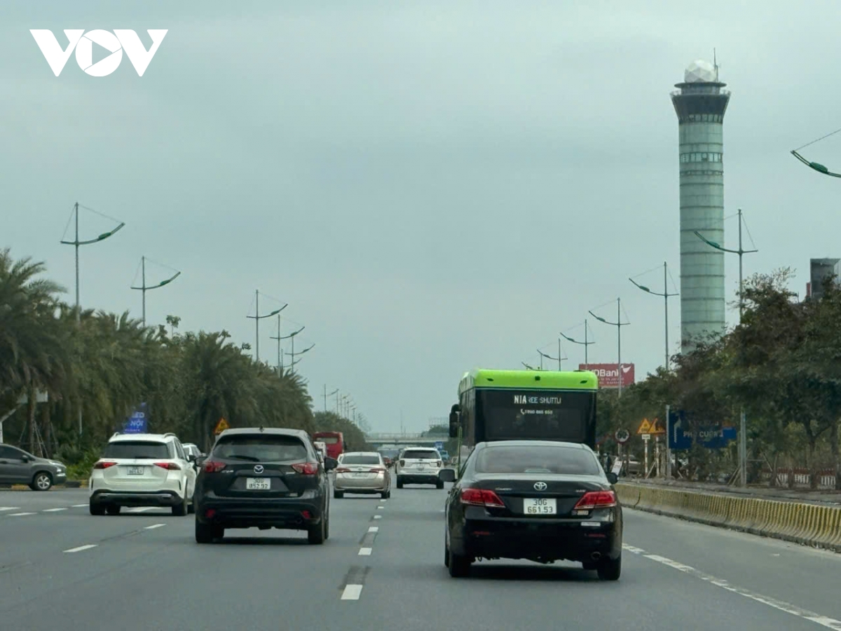 dong o to un un noi duoi nhau tren cao toc tro ve ha noi sau ky nghi tet At ty hinh anh 7