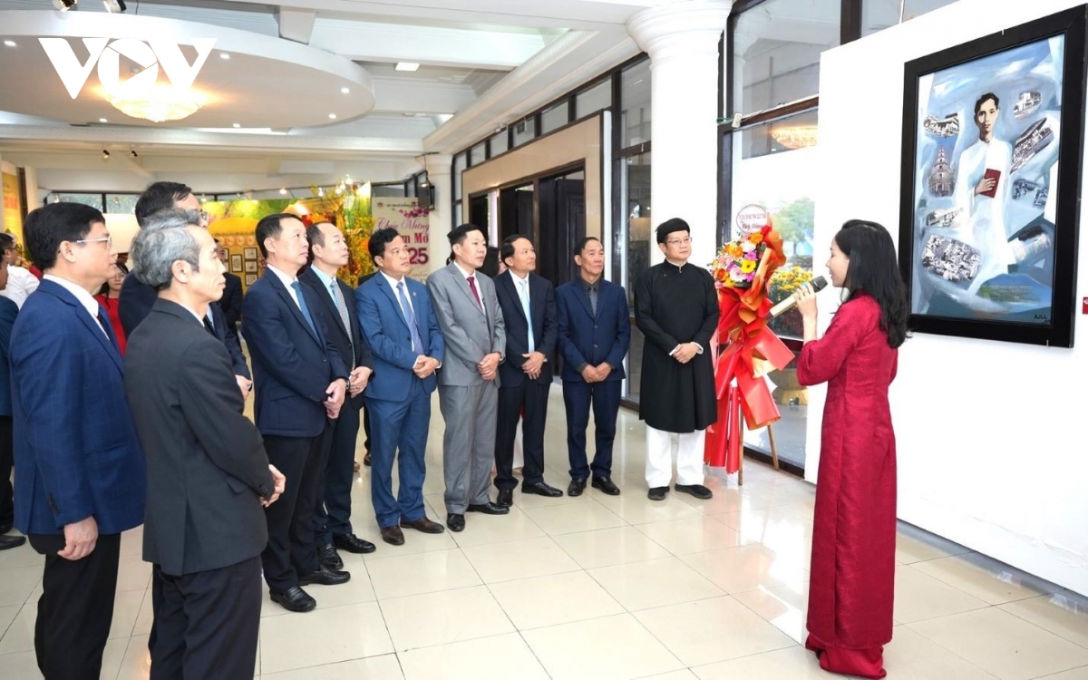 khai mac trien lam chuyen de ho chi minh - ten nguoi sang mai hinh anh 1