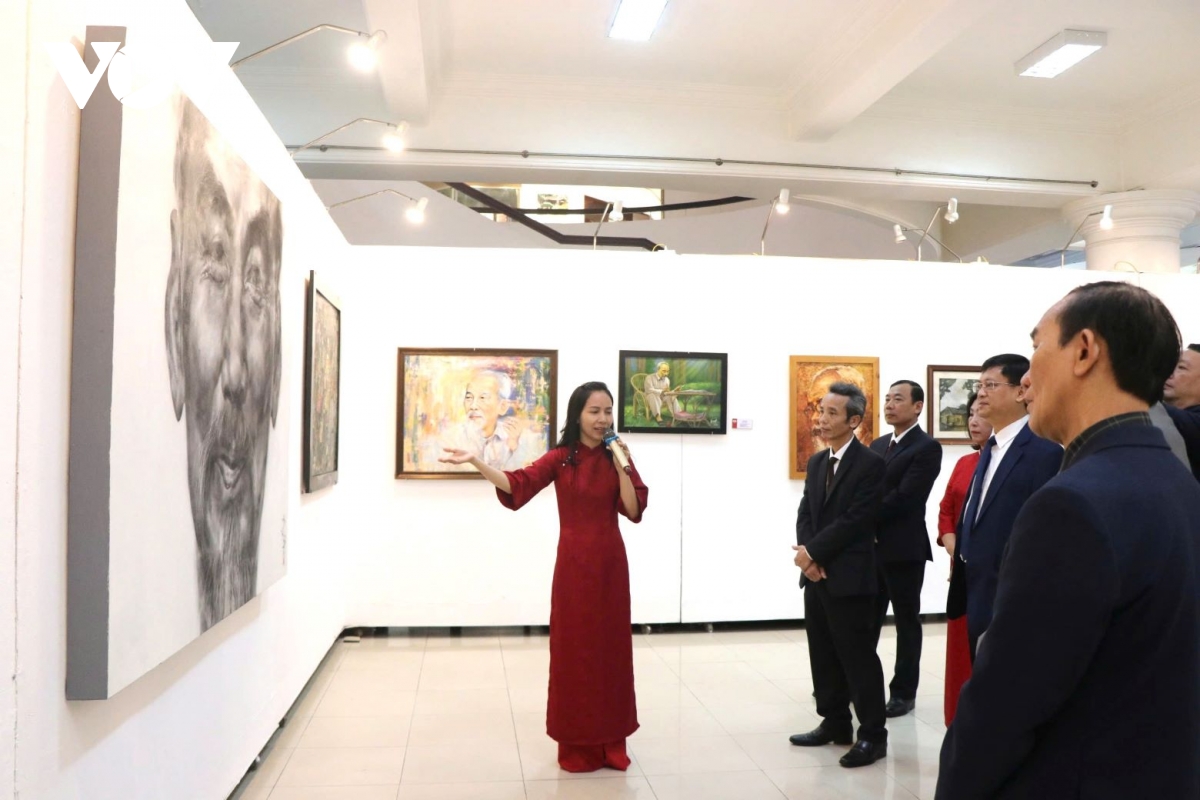 khai mac trien lam chuyen de ho chi minh - ten nguoi sang mai hinh anh 2