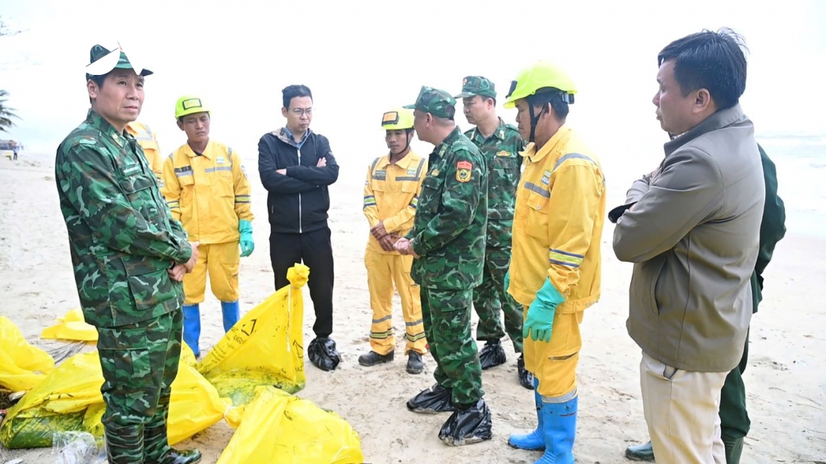 hàng chục tấn dầu vón cục trôi dạt vào bờ biển lăng cô hình ảnh 2 hang chuc tan dau von cuc troi dat vao bo bien lang co hinh anh 2