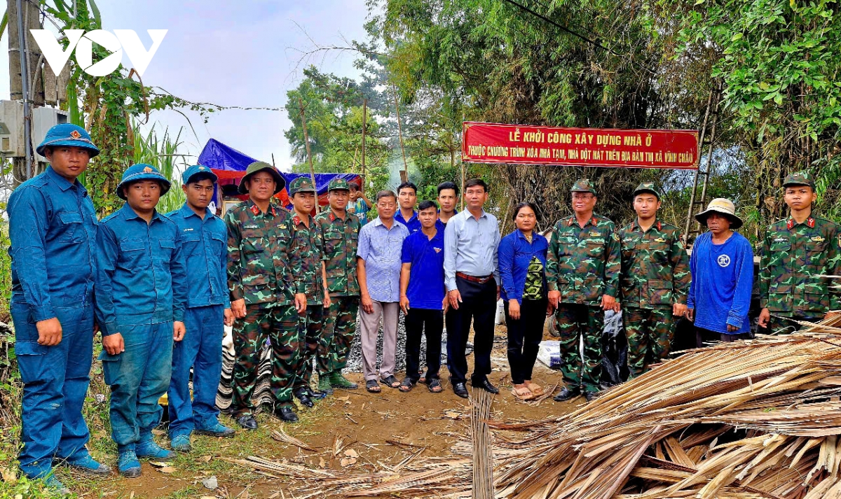 bo doi giup dan xay dung nha o tai soc trang hinh anh 11