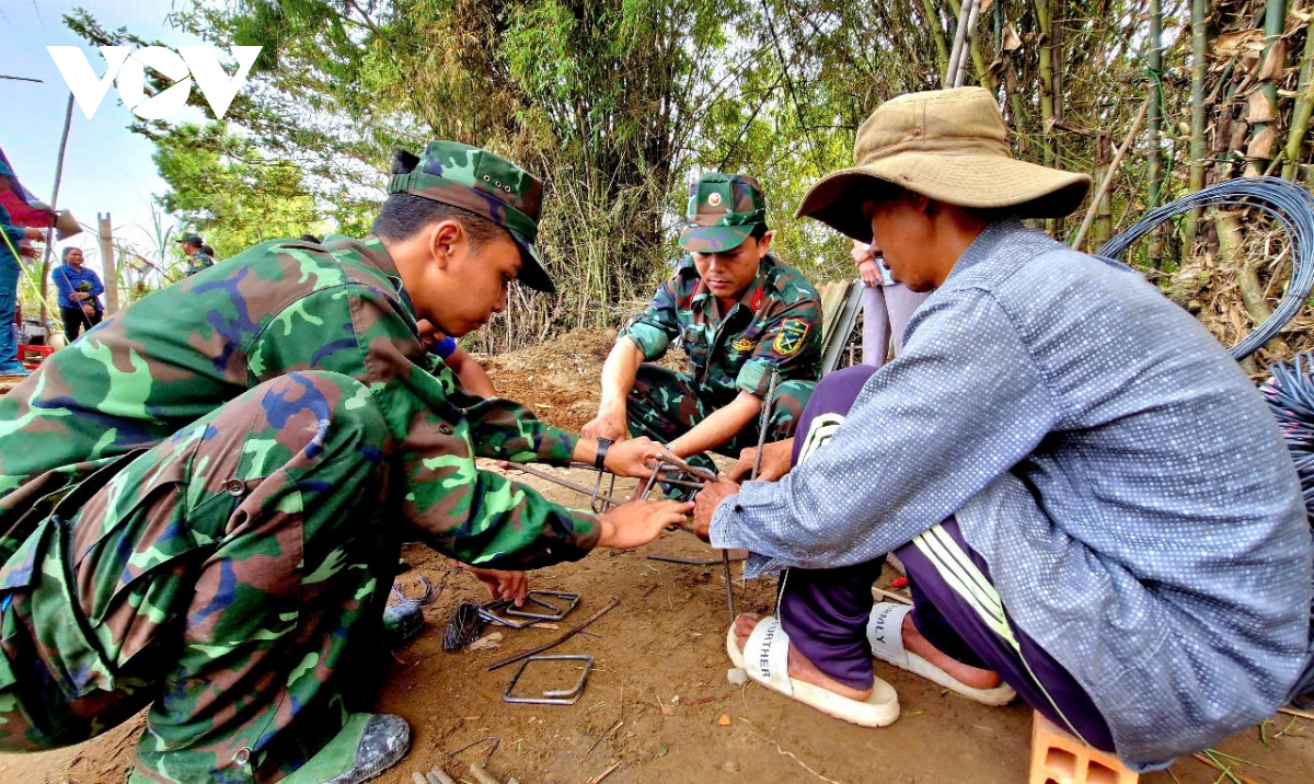 bo doi giup dan xay dung nha o tai soc trang hinh anh 7