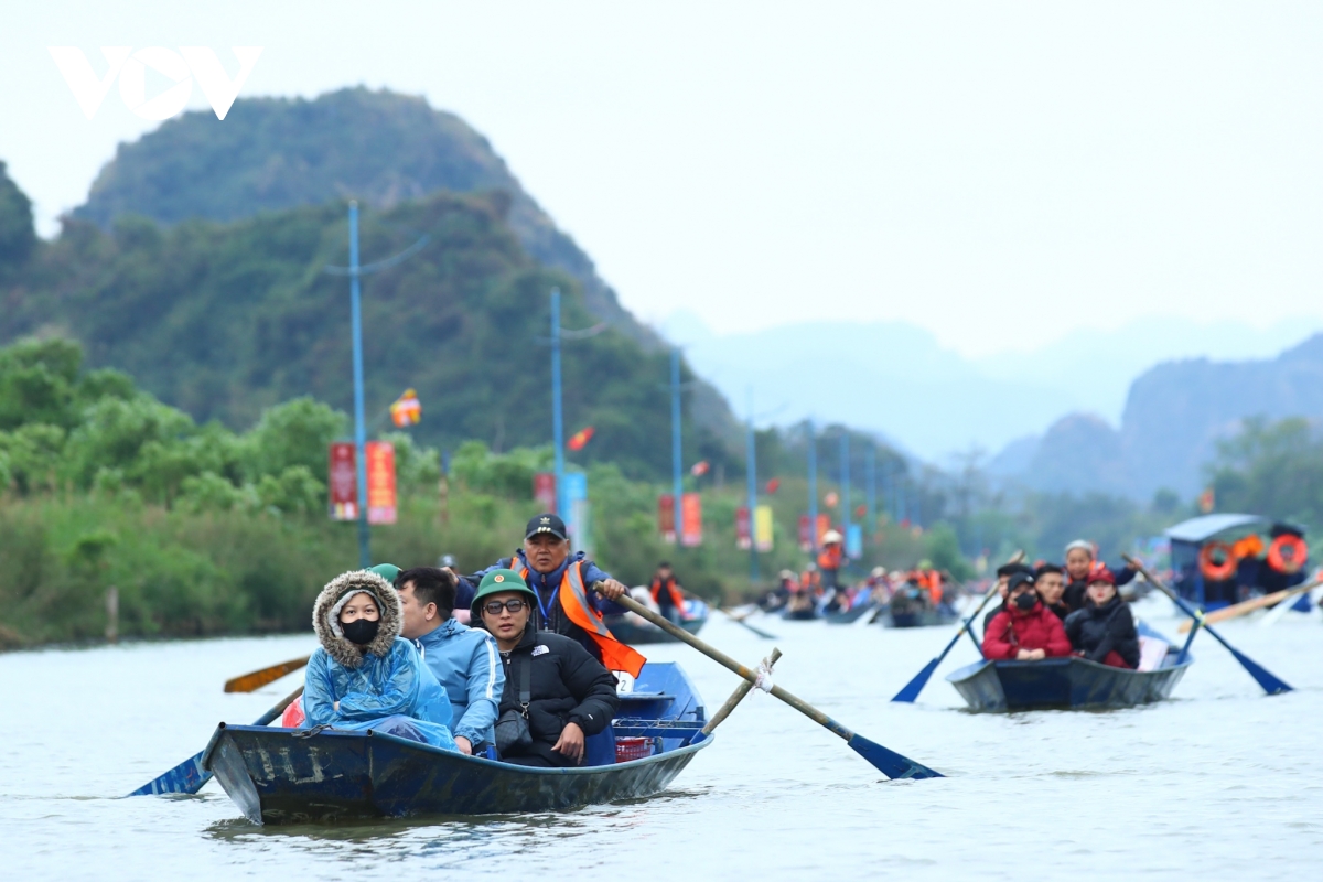 hang van du khach doi mua ret di khai hoi chua huong tu sang som hinh anh 6