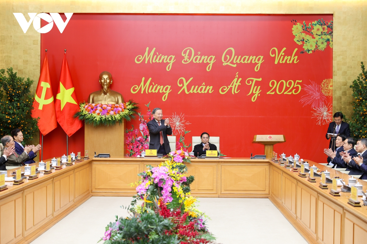 lanh dao Dang, nha nuoc du chuong trinh mung Dang quang vinh, mung xuan At ty 2025 hinh anh 1