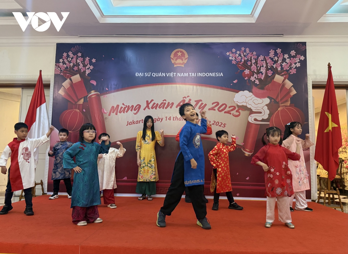 Đại sứ quán việt nam tại indonesia tổ chức chương trình chào xuân Ất tỵ 2025 hình ảnh 2 Dai su quan viet nam tai indonesia to chuc chuong trinh chao xuan At ty 2025 hinh anh 2