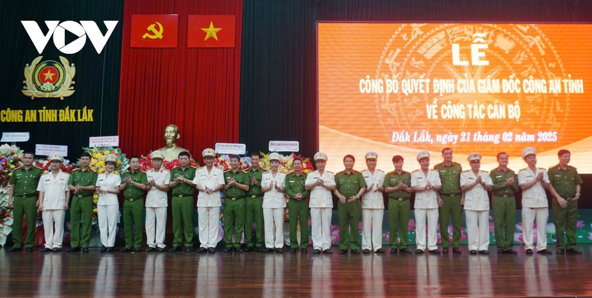 11 lãnh đạo, chỉ huy công an tỉnh Đắk lắk nghỉ hưu trước tuổi hình ảnh 1 11 lanh dao, chi huy cong an tinh Dak lak nghi huu truoc tuoi hinh anh 1