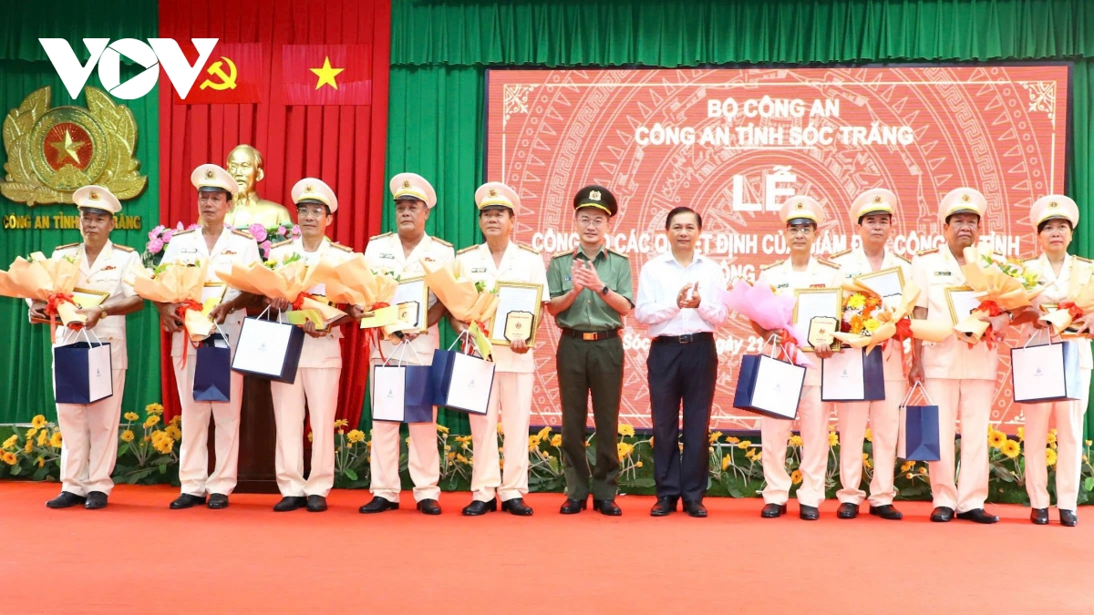 30 cán bộ thuộc công an tỉnh sóc trăng nghỉ công tác, nghỉ hưu trước tuổi hình ảnh 2 30 can bo thuoc cong an tinh soc trang nghi cong tac, nghi huu truoc tuoi hinh anh 2