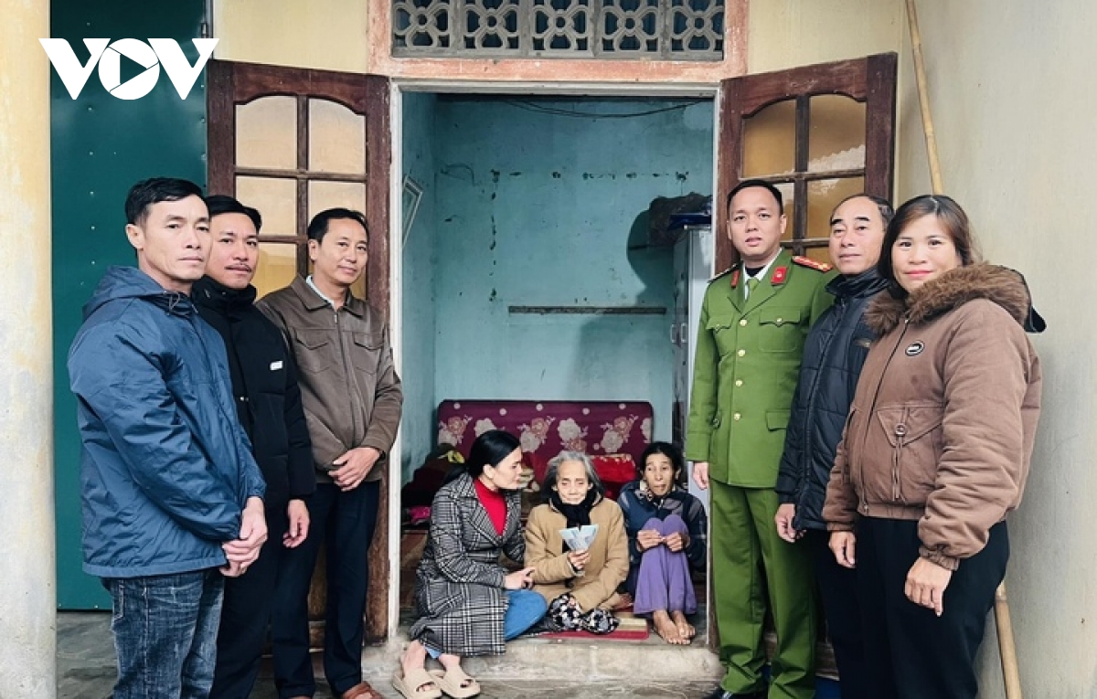 công an xã ở quảng trị giúp hai cảnh đời bất hạnh bị rơi tiền dịp tết hình ảnh 2 cong an xa o quang tri giup hai canh doi bat hanh bi roi tien dip tet hinh anh 2