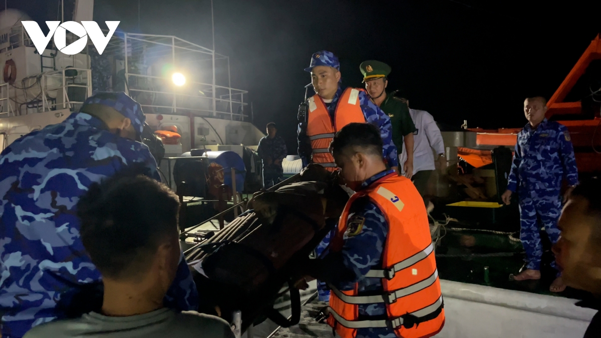 Tàu cảnh sát biển cấp cứu thành công 1 thuyền viên người nước ngoài