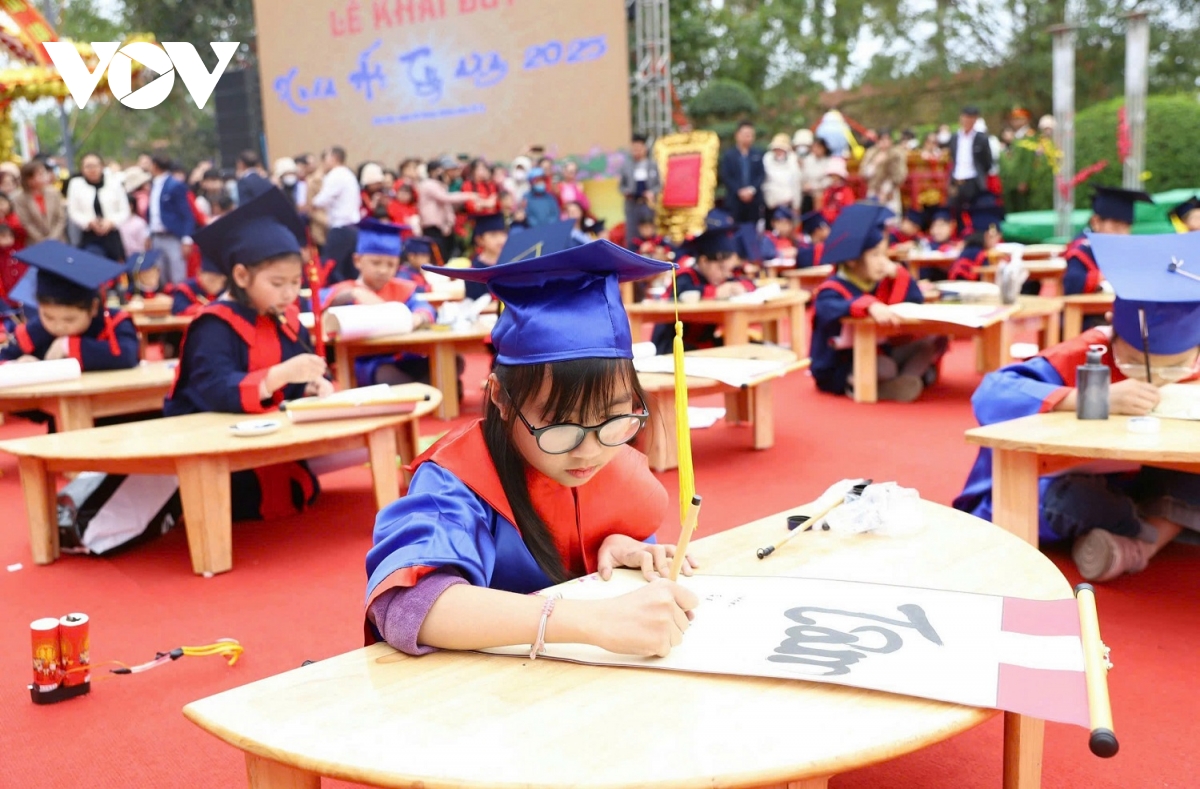học sinh hải phòng khai bút đầu xuân tại đền trạng trình nguyễn bỉnh khiêm hình ảnh 3 hoc sinh hai phong khai but dau xuan tai den trang trinh nguyen binh khiem hinh anh 3