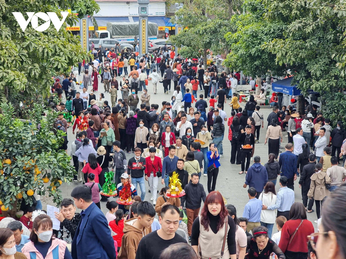 hang nghin nguoi dan, du khach vay tien, xin loc o den ba chua kho, bac ninh hinh anh 3