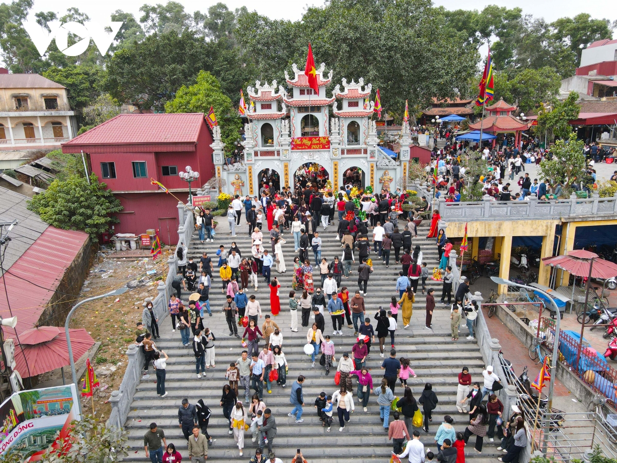 hang nghin nguoi dan, du khach vay tien, xin loc o den ba chua kho, bac ninh hinh anh 2