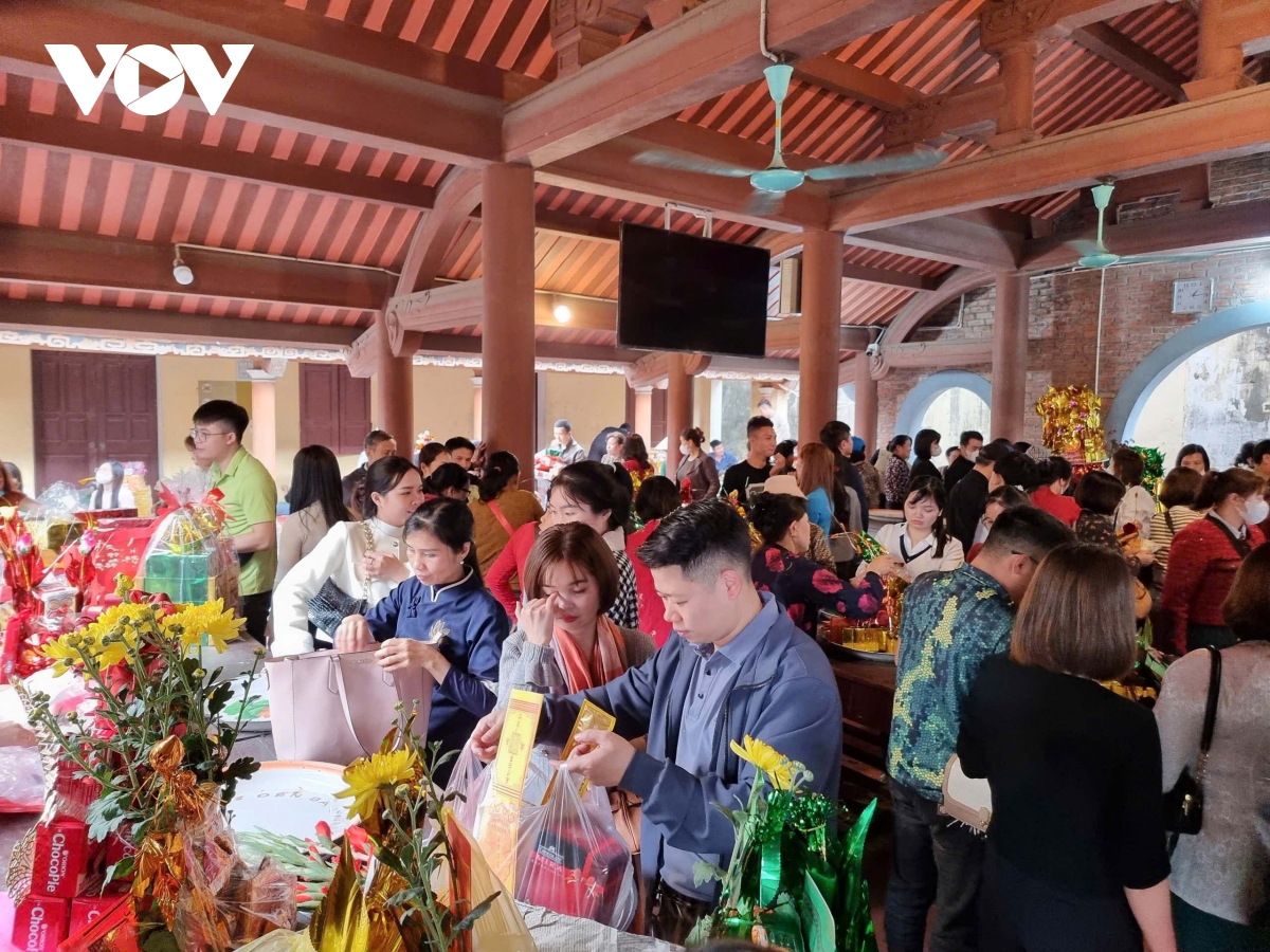 hang nghin nguoi dan, du khach vay tien, xin loc o den ba chua kho, bac ninh hinh anh 5