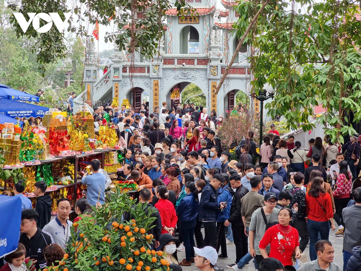 hang nghin nguoi dan, du khach vay tien, xin loc o den ba chua kho, bac ninh hinh anh 4