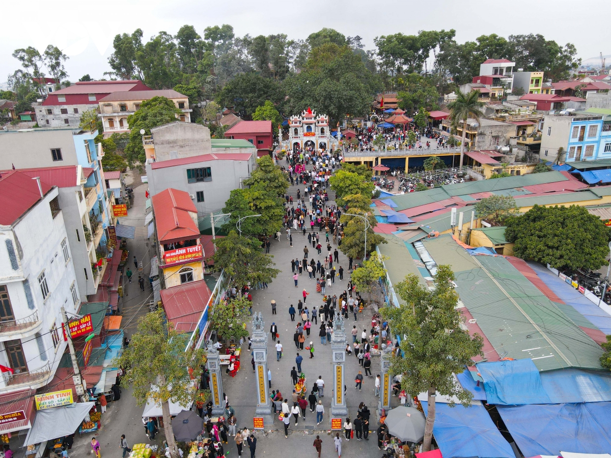 hang nghin nguoi dan, du khach vay tien, xin loc o den ba chua kho, bac ninh hinh anh 1