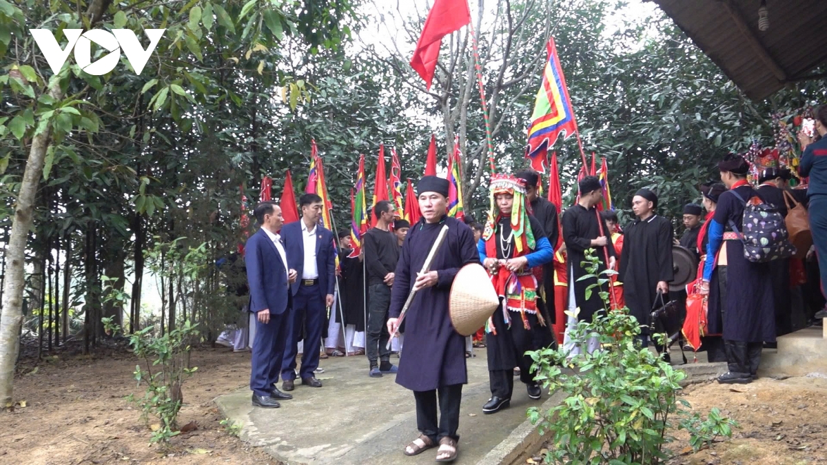 ron rang khai hoi den Dong cuong hinh anh 1